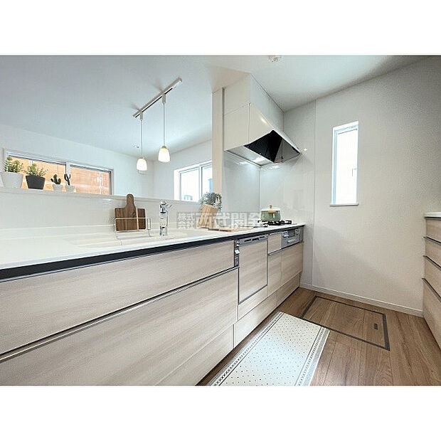 配置の家具や小物は販売価格に含まれません。