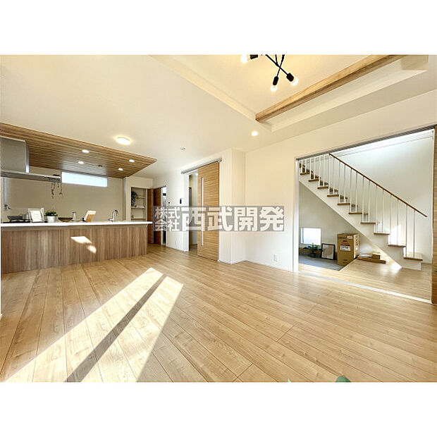 配置の家具や小物は販売価格に含まれません。