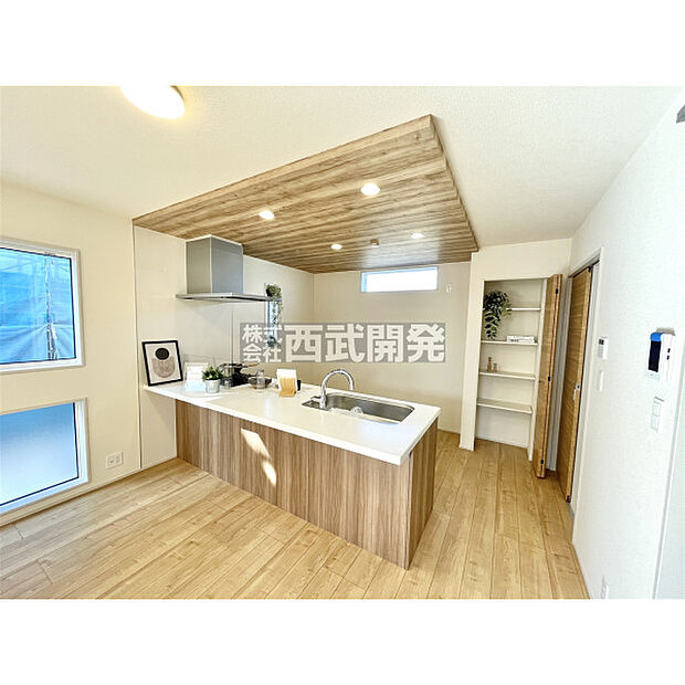 配置の家具や小物は販売価格に含まれません。