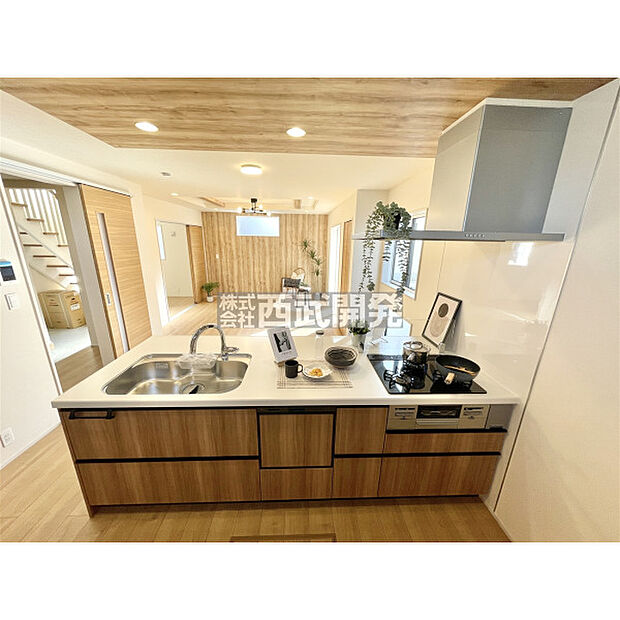 配置の家具や小物は販売価格に含まれません。