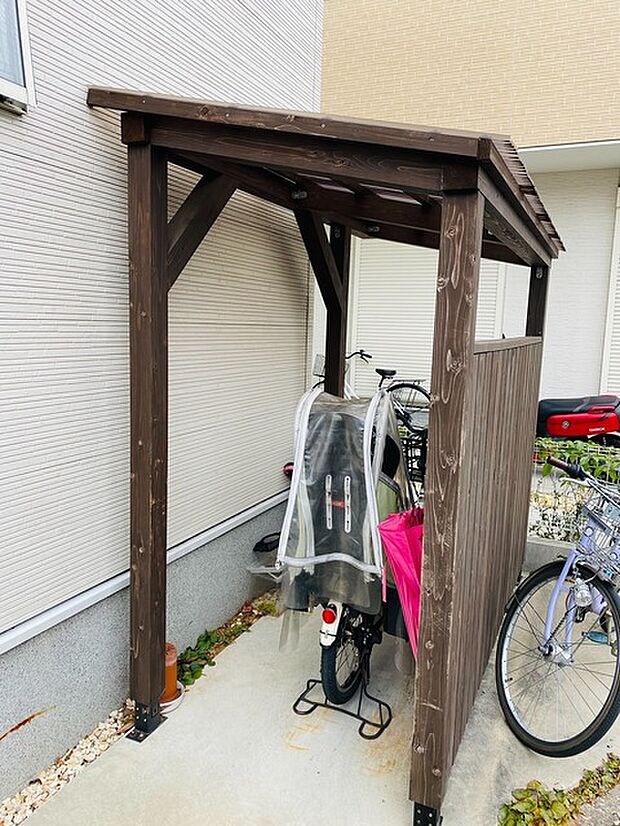 〜自転車置き場♪〜大工さんの作った屋根付き駐輪場です♪