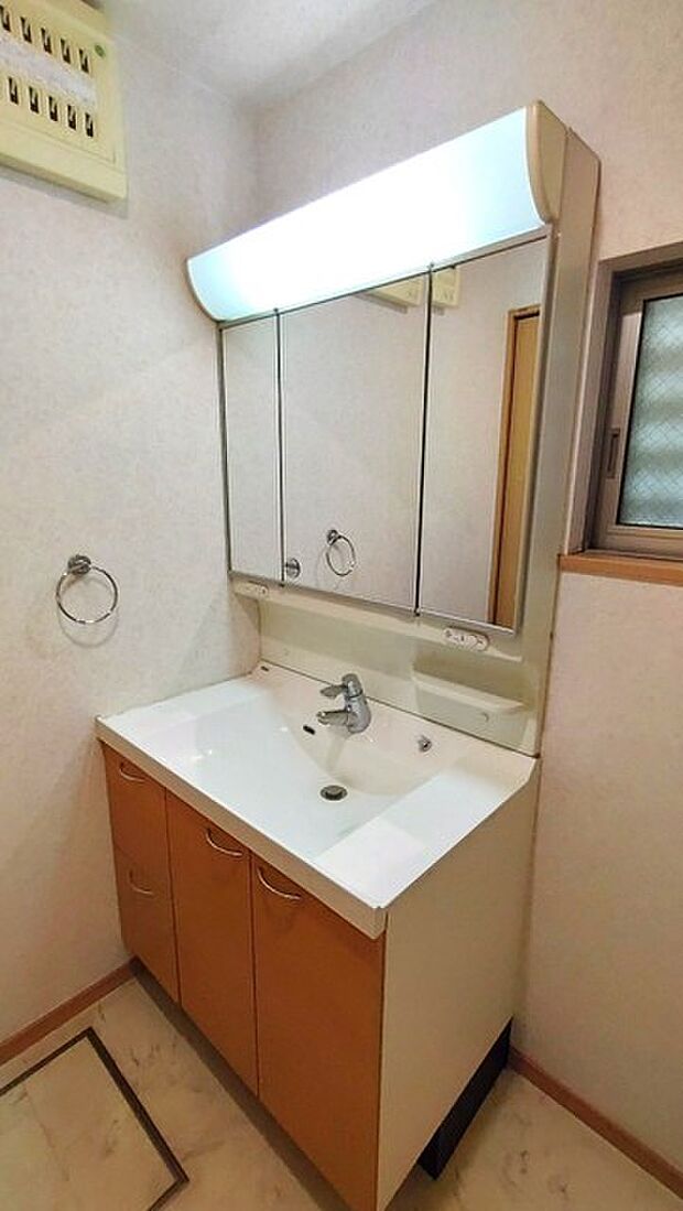 〜3面鏡のある洗面台〜3面鏡の裏には3カ所収納がございます♪