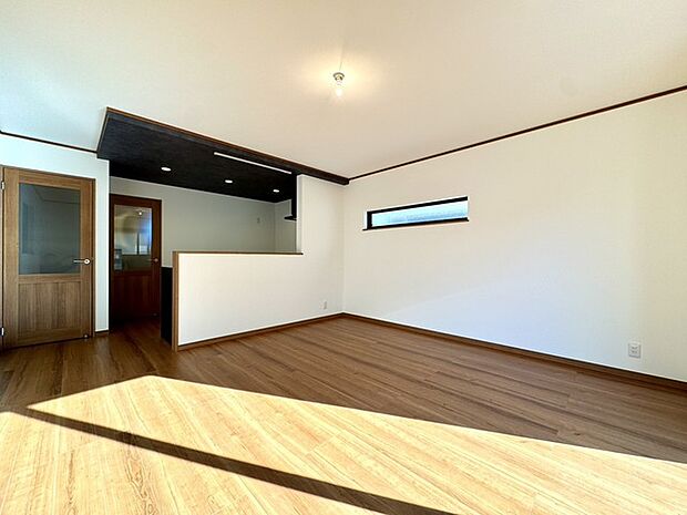 たっぷりの陽光が差し込む陽だまり空間で家族団らんの時間をお過ごしください。南側の道路は人通りも少なく閑静な住宅街です。