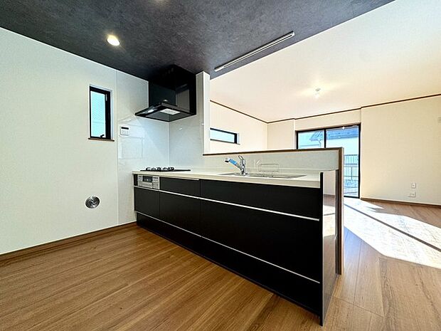 ご家族を近くに感じられる対面式キッチンを採用。使い勝手の良いシステムキッチンです。