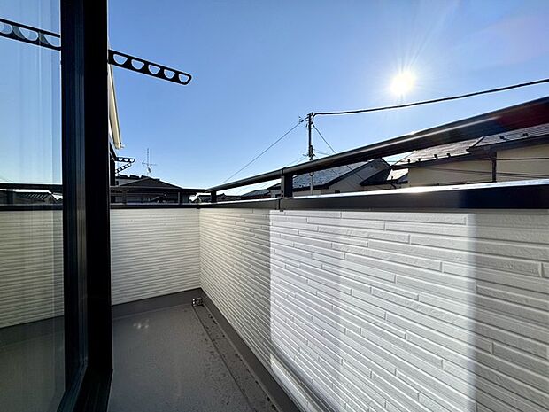 南向きにつき、陽当たり良好です。風通しもよく洗濯物も早く乾きそうです。