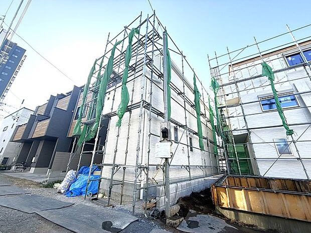 ~もうすぐ完成です♪~澄んだ空の下、確かな安心感のある佇まい♪ 内観写真も近々公開いたします♪