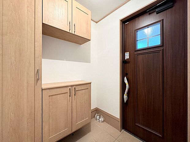 ~玄関~ 玄関ドアの小窓から差す明かりが気持ち良い玄関です。土間収納付きで履物以外もたっぷりと収納が可能です。