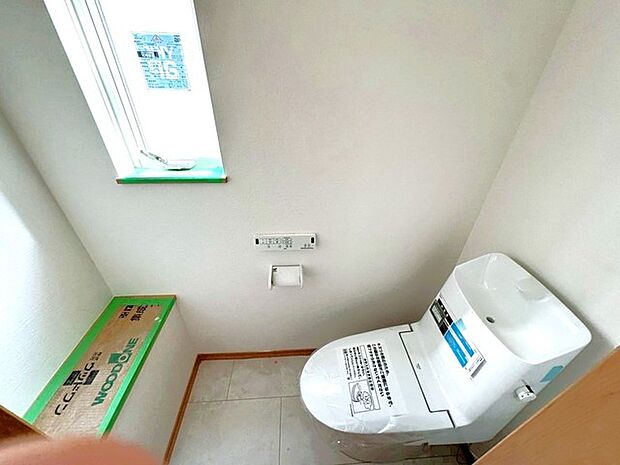 〜採光マドのあるトイレ〜 シンプルで清潔感あふれる、心地よい広がりを感じる設え 