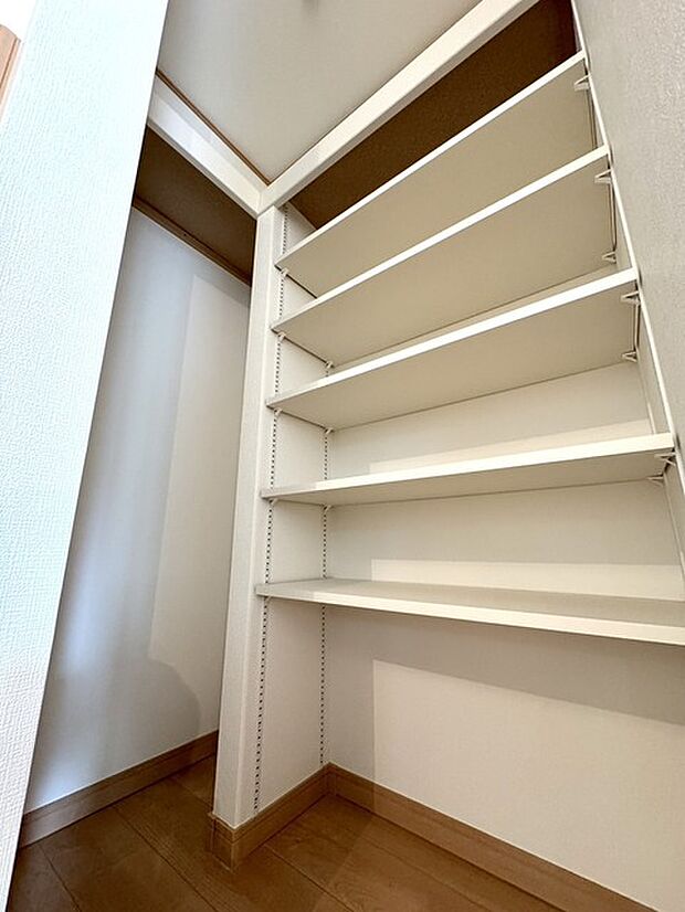 ~パントリー~ 食料品はもちろん、大きな鍋やホットプレートなど様々なモノが収納可能です。