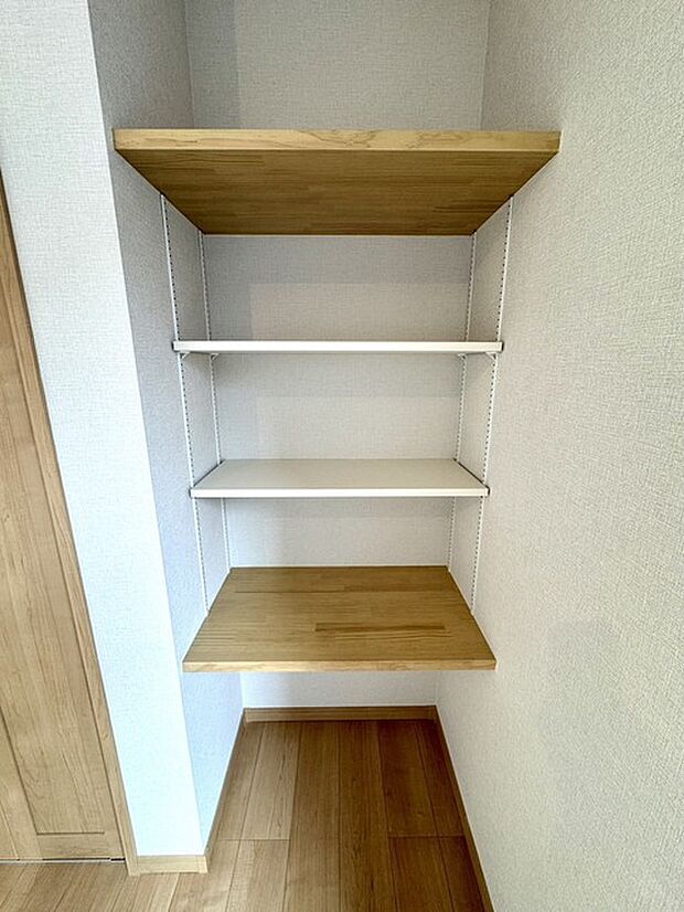 ~オープンシェルフ~ 「あえて見せる」ことでインテリアの一部にもなる収納スペースです。お気に入りの雑貨や植物を飾ることで手軽にお洒落な雰囲気を作れます。