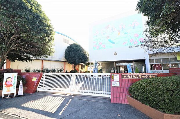 さいたま市立谷田小学校 校庭は桜やケヤキなどの多くの樹木に囲まれており、さいたま市唯一の芝生のグランドがある小学校です！（810m）