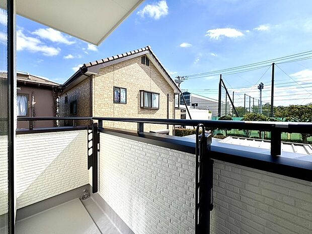 【2階バルコニー】南側は駐車場なので遮る建物もなく、陽当たり良好です。