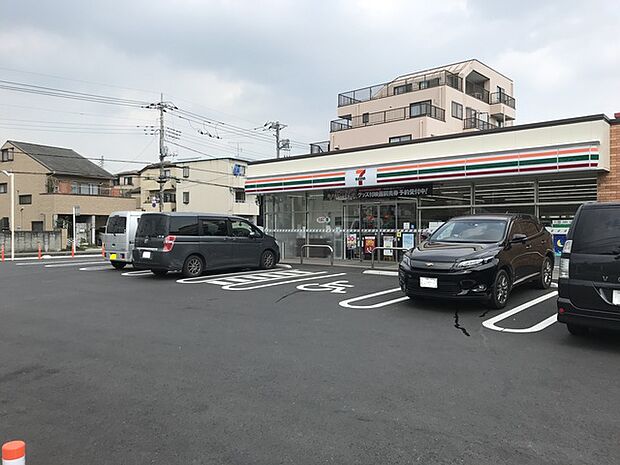 セブンイレブン 川口芝塚原2丁目店 コンビニエンス ストアのチェーン。軽食や飲み物をはじめ、売店で扱うさまざまな商品を用意。 「あいてて良かった♪」ってＣＭがありましたねぇ(*^_^*)（520m）