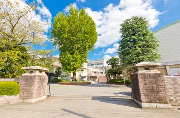 埼玉県立浦和高等学校 120年を超える歴史の浦和高校 　 〜世界のどこかで支える人材を育てる 　浦高は、グローバル社会における真のリーダーの育成を本気で目指している。  　