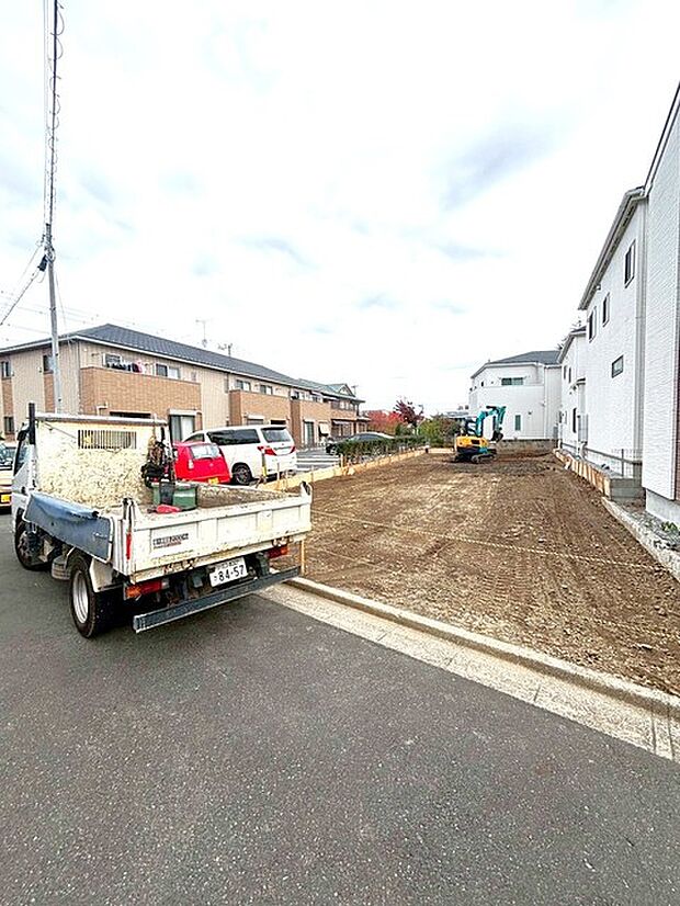 〜現地写真〜閑静な住宅街です。　これから区割りブロック施工いたします。