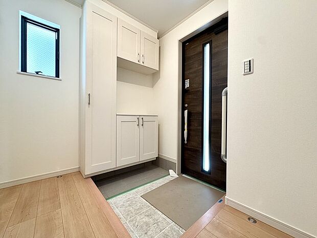 〜同仕様です♪〜 当社施工例の完成現場ご見学可能です。お気軽にお問い合わせください。 窓から光が差し込む明るくて広々とした玄関ホール。ご家族で並んでもストレスなくお出掛けできます。