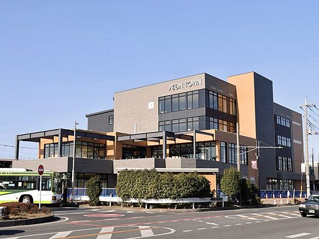 イオンタウン東浦和 駅前にある複合商業施設「イオンタウン東浦和」。スーパーやドラックストア、医療、ピラティスなどお仕事帰りのお買い物に大変便利です。(1500m)