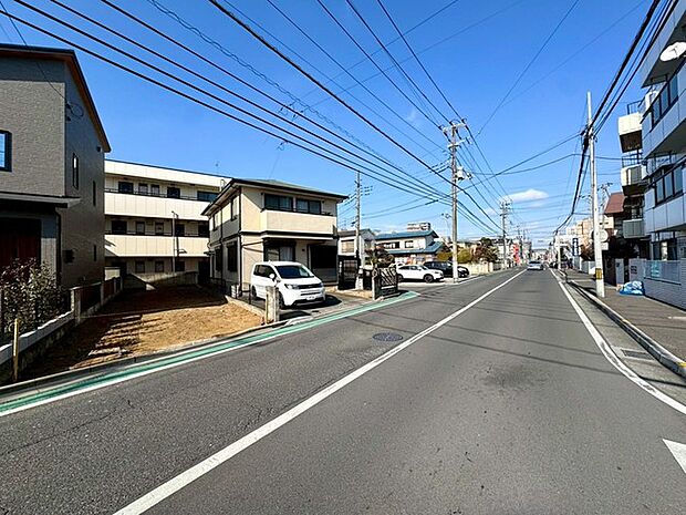 〜前面道路〜 穏やかな日々が流れる、落ち着いた住環境 日々の暮らしに彩りをもたらす、心地よい空間  