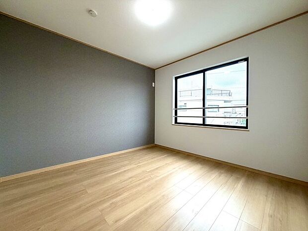 ~洋室~ 子ども部屋でも寝室でもピッタリな洋室6.1帖。ウォークインクローゼット付きでお部屋もスッキリ片付きます。