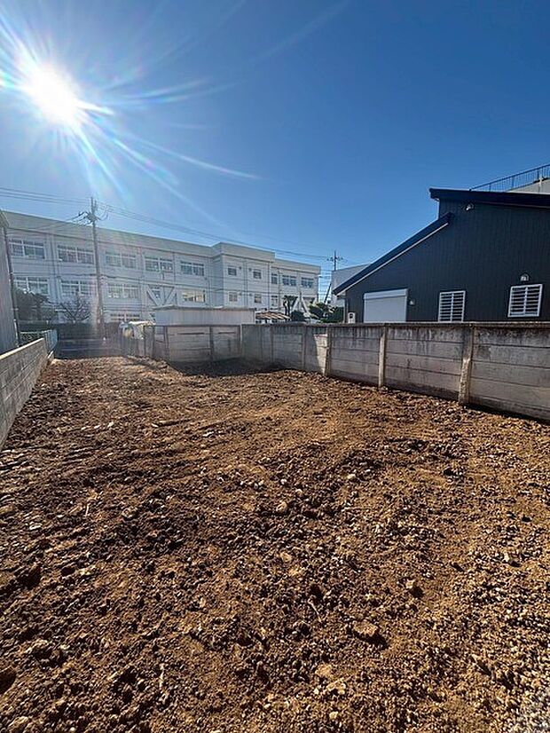 〜現地写真〜 澄み渡る青空が、自由な発想を誘う空間 豊かな土の匂いが、未来への期待感を育む場所