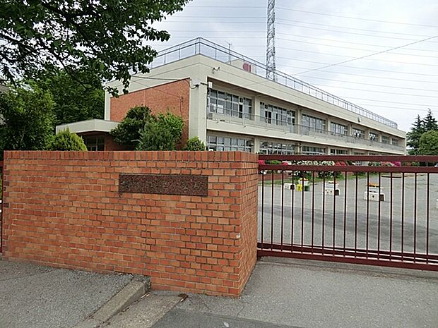 川口市立里小学校(880m)
