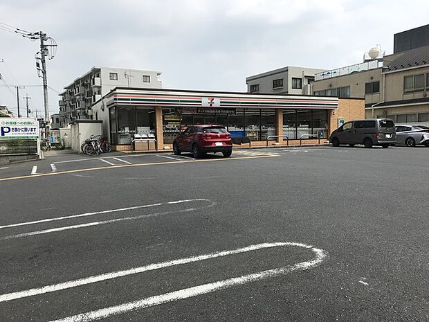 セブンイレブン川口芝西2丁目店 コンビニエンス ストアのチェーン。軽食や飲み物をはじめ、売店で扱うさまざまな商品を用意。 「あいてて良かった♪」ってＣＭがありましたねぇ(*^_^*)（140m）
