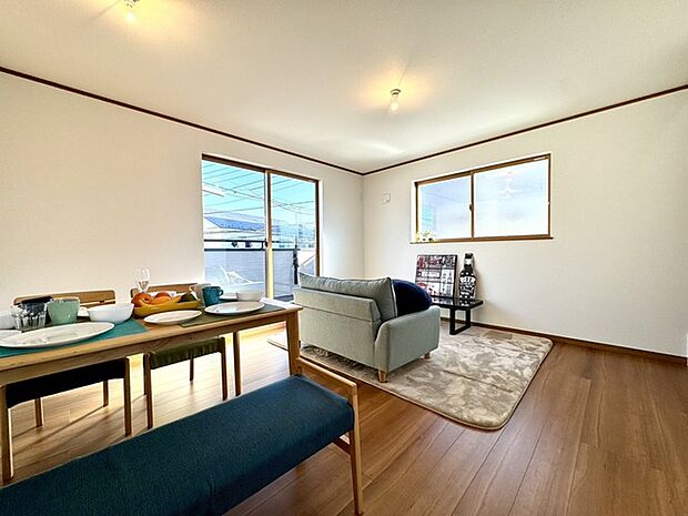 ~リビング~・同仕様・ 温かな木漏れ日が穏やかに広がる空間は、心地よい時間をもたらします。日々の暮らしに安らぎと彩りを与え、ゆったりとしたひとときをお過ごしいただけるでしょう