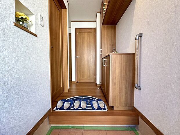 ~玄関~・同仕様・ 木の温もりが心地よい、穏やかな空間。住まいの中心に、安らぎと洗練された雰囲気が広がります