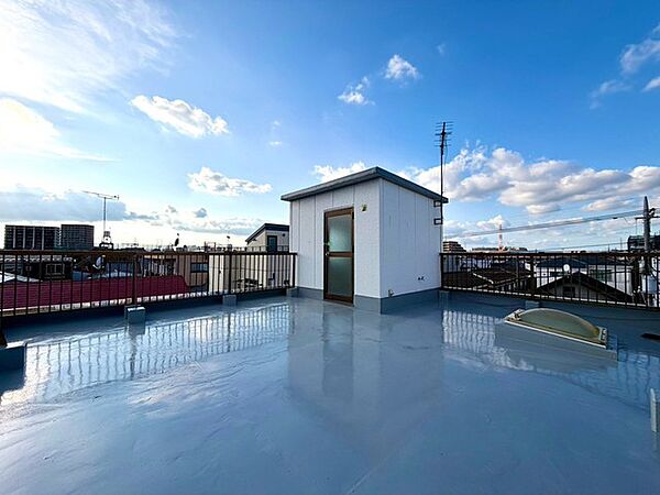 ～スカイバルコニー～ドラマに出てくるような屋上バルコニーです♪ ・空と一体になるような、開放感あふれる眺望。心地よい風を感じる ・夕暮れ時、広がる街並みを独り占め。静寂に満ちた時間