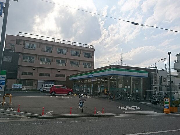 ファミリーマート  芝下1丁目店（620m）
