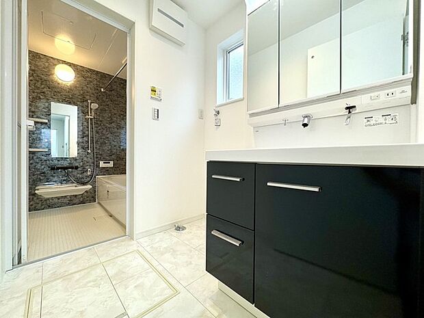 ~洗面化粧室~・同仕様・ 洗練されたモノトーンの空間は、日々の暮らしに心地よい調和をもたらします。清潔感あふれる設えが、穏やかなひとときを演出してくれるでしょう