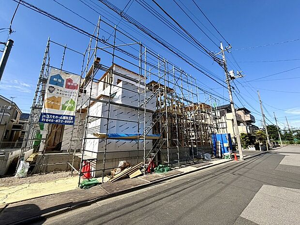 前面6m公道につき、お車の駐車もスムーズです。南向きなので陽当たりも良好です!