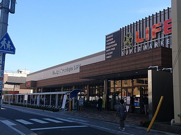 ライフ 蕨駅前店 蕨駅前店は2018年開業、広くて開放感と買い回りやすい店内になっています(1430m)