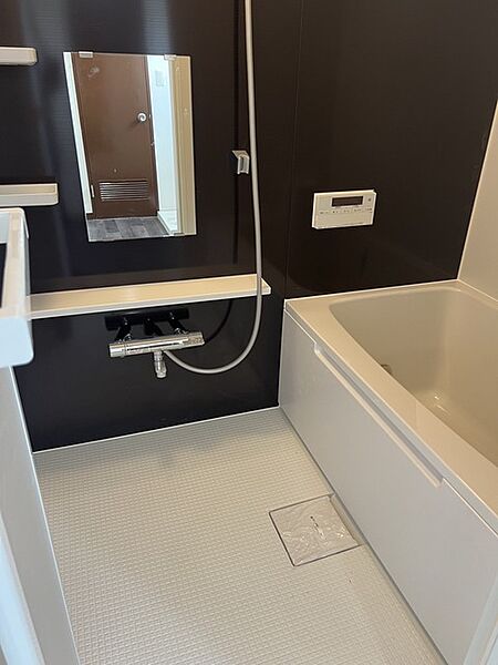 ダークトーンの壁面が空間を引き締め、心身を落ち着かせてくれる上質なひとときを演出します。