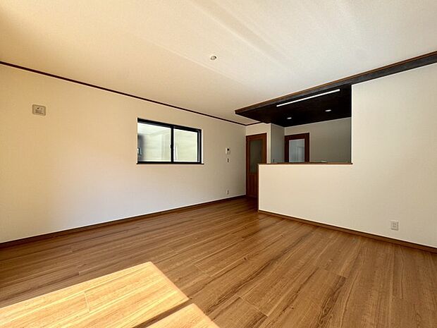 ~LDK~・同仕様・ 穏やかな光が満ち、心地よい安らぎを感じさせるリビング。窓の外に広がる街並みと調和し、ゆったりと流れる時間の中で、くつろぎのひとときを過ごせそうです