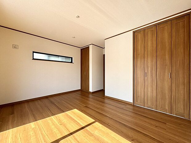 ~洋室~・同仕様・ 温かみのある木目調の建具が、心地よい落ち着きを空間に与え、穏やかな時の流れを感じさせます
