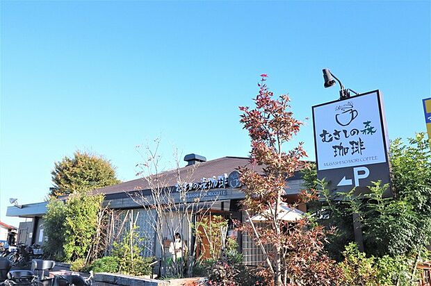 『むさしの森珈琲 浦和太田窪店』 「高原リゾートの珈琲店」をイメージした店内は、木の香りただよう心地よい癒しの空間です♪(430m)