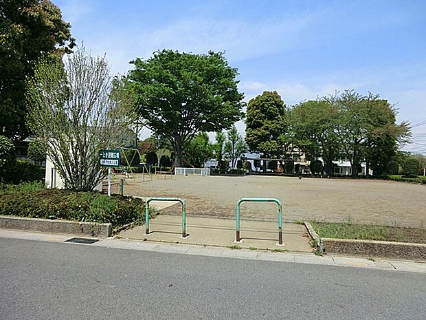 戸塚中台第2公園 (490m)