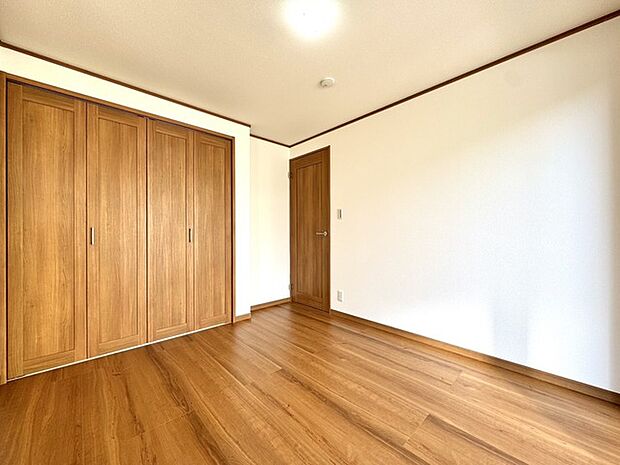 ～洋室～・同仕様・　 温かみのある木目調の建具が、心地よい落ち着きを空間に与え、穏やかな時の流れを感じさせます 