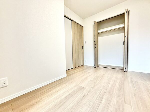 木目の自然な風合いが心地よい、すっきりと整えられた穏やかなプライベート空間。