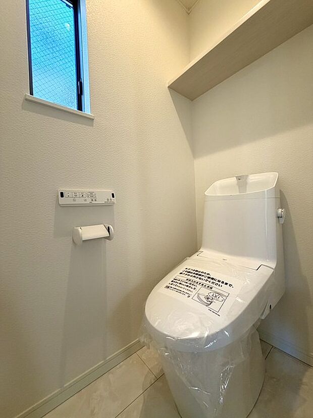 清掃性とデザイン性を兼ね備えたシャワー付きトイレです。