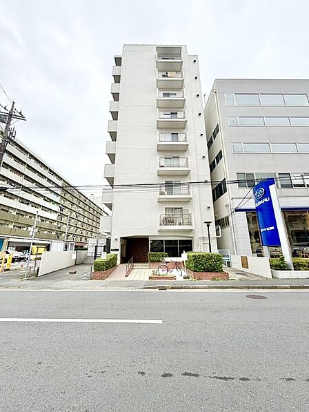 街並みに穏やかに溶け込む、落ち着いた佇まいの外観です
