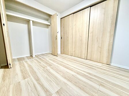 木目の美しい素材感と淡い色合いが調和する、心地よい落ち着きを感じさせる空間です。