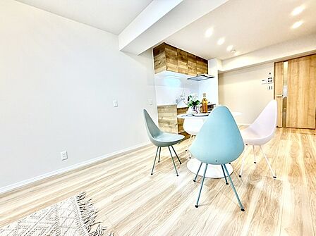 柔らかな木目と洗練された色合いが調和する、心地よいゆとりを生み出す空間。