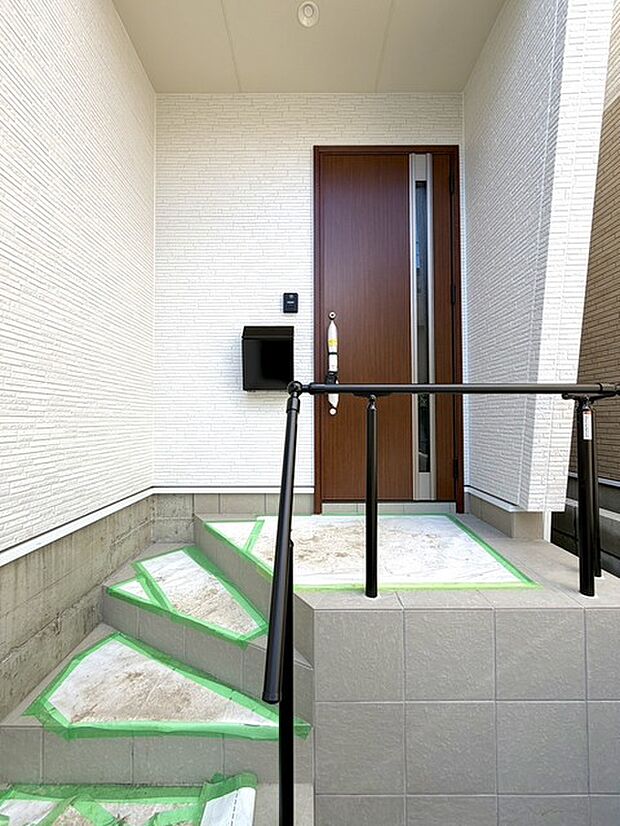 少し高さを確保した基礎により、外からの視線が気になりにくくプライバシーにも配慮した住空間です。
