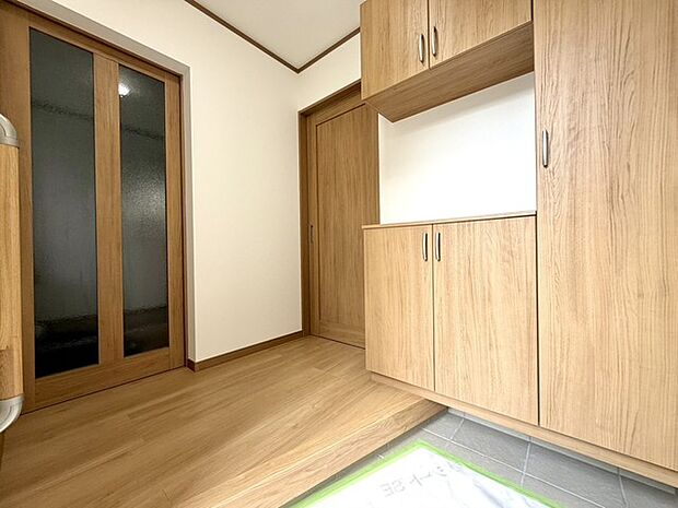 住まいの第一印象を演出する、明るく解放感のあるい玄関です。
