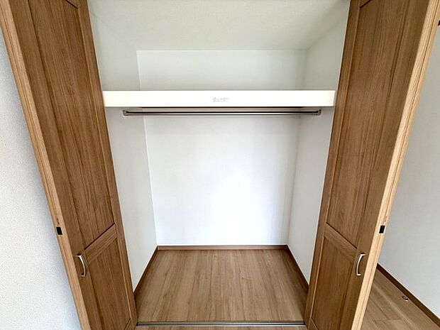 全居室に収納を備え、各部屋をすっきりと整理整頓。収納家具を置くスペースを抑えられ、居室を広々使える嬉しい間取りです。