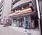 周辺：デイリーヤマザキ京都三条店まで112m 三条京阪の駅まですぐです。