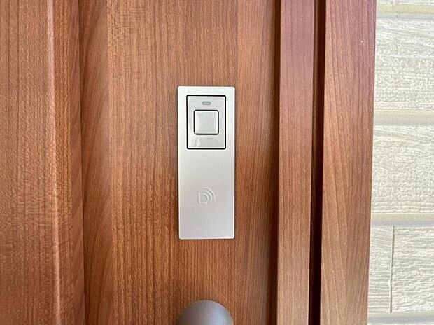 【スマートキー】ボタンを押してカギをかざしてスマートに開閉！スマート玄関ドアを採用〇