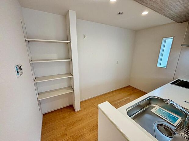 《2号棟》食品類のストックも◎可動棚付きキッチン